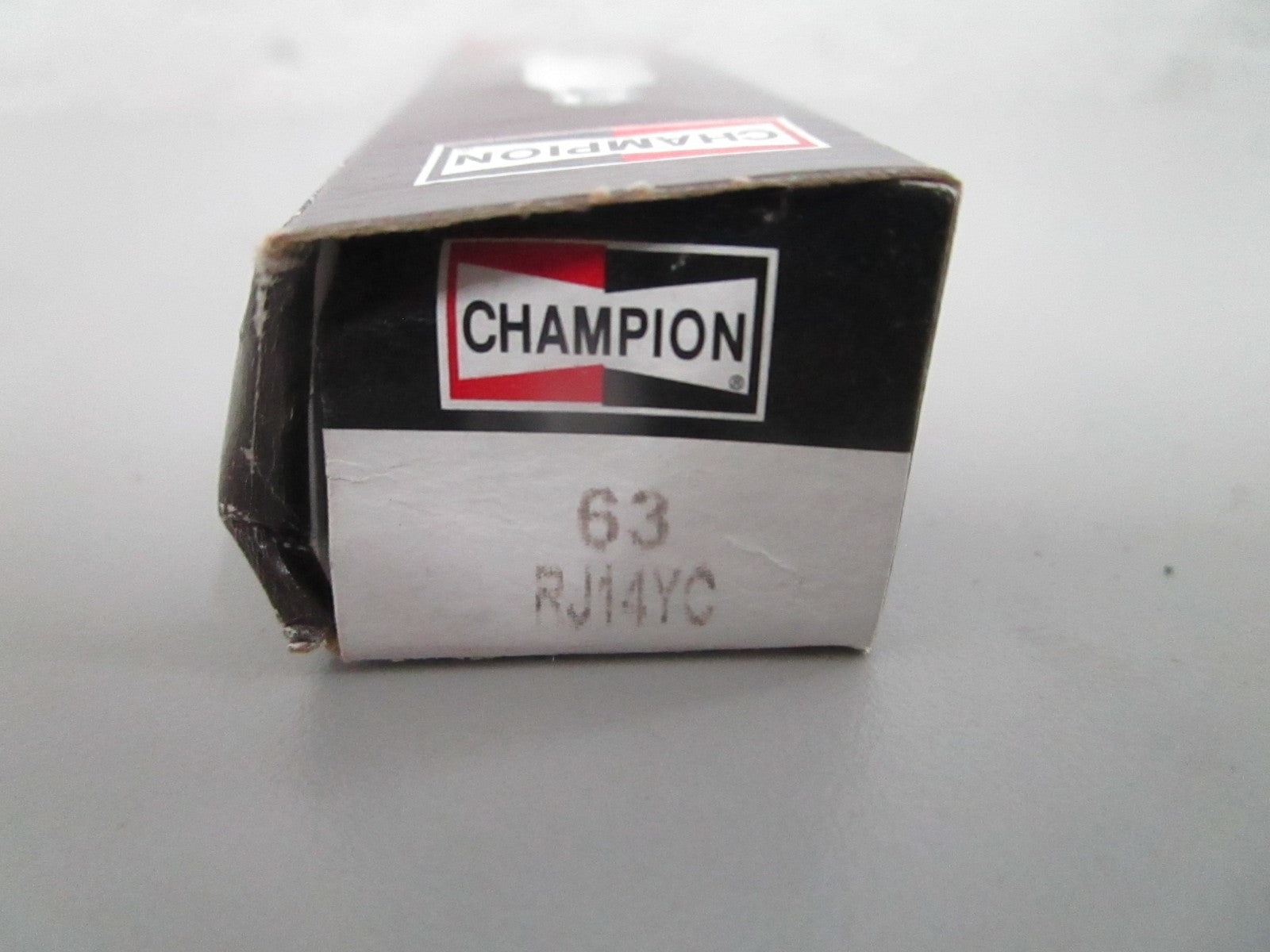 NEW OEM (LOT OF 4) RJ14YC Champion Spark Plug 0820