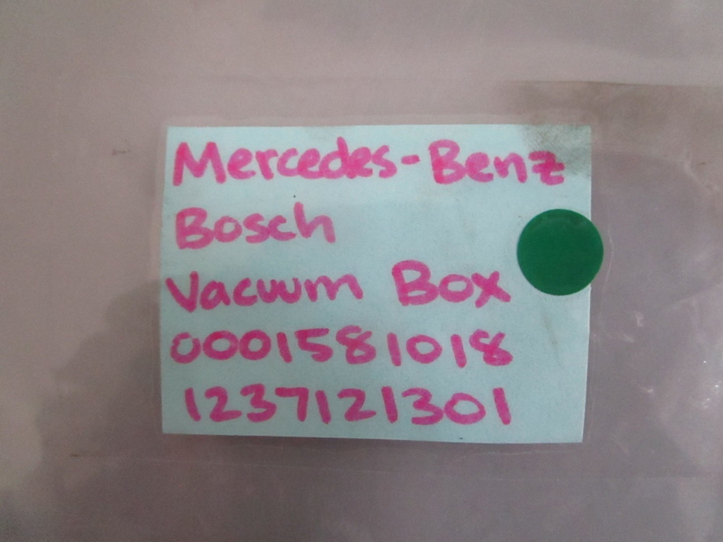 NEW OEM 0001581018 1237121301 Mercedes-Benz Bosch Vacuum Box 0820
