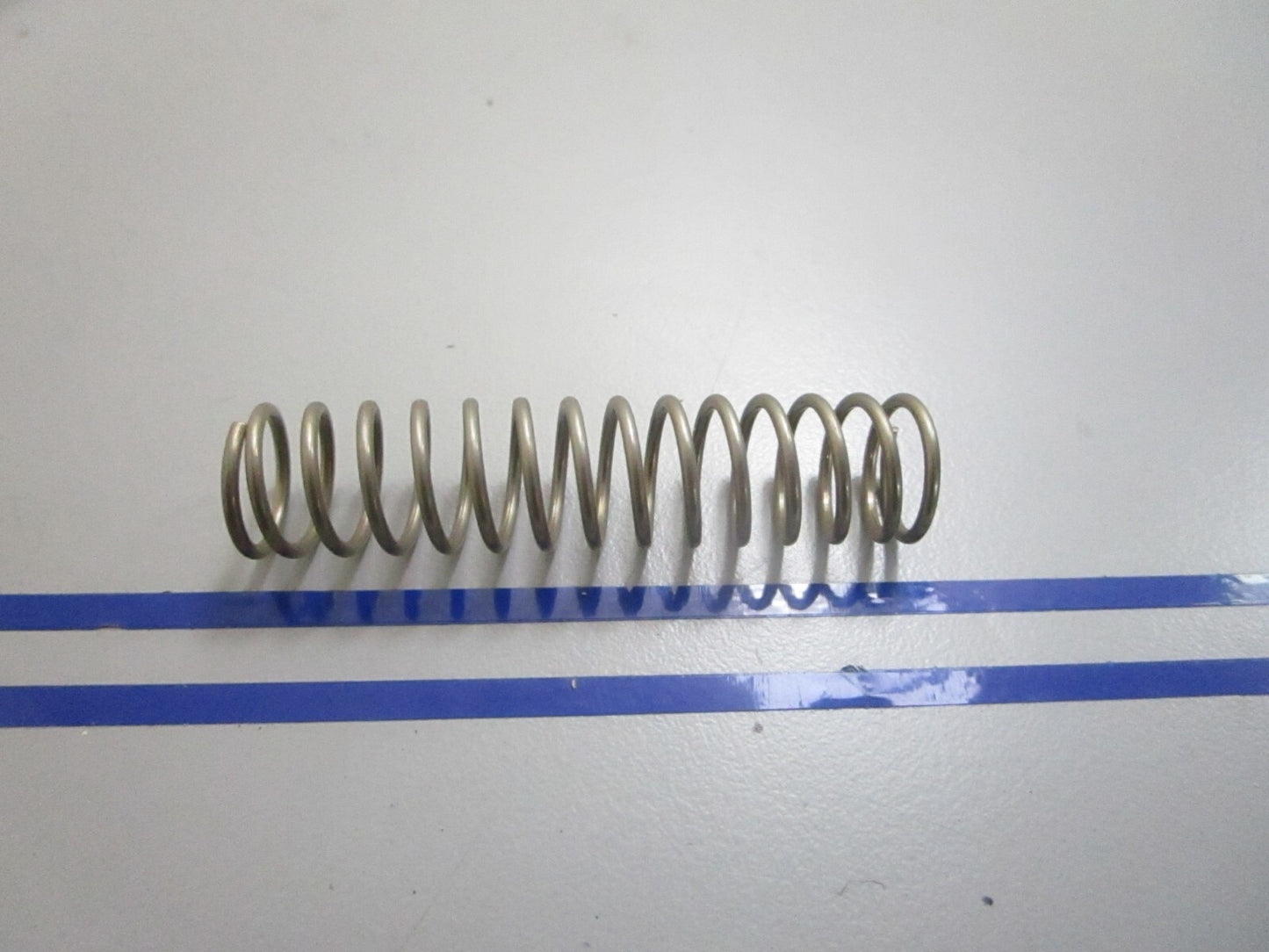 *NEW OEM* 0810 OMC Johnson Evinrude Spring 302587 0302587