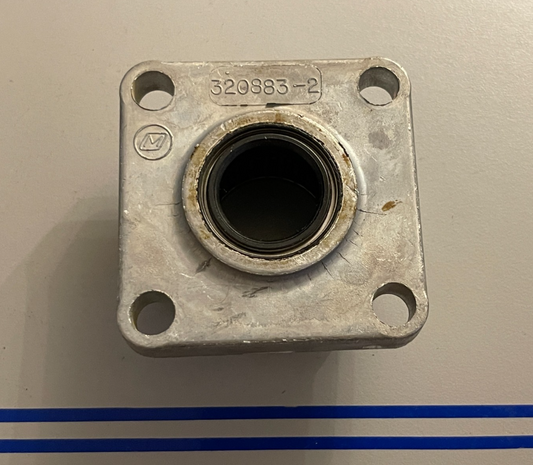NEW OEM 320883 0320883 OMC Johnson Evinrude Bearing Housing & Seal Assembly 0720