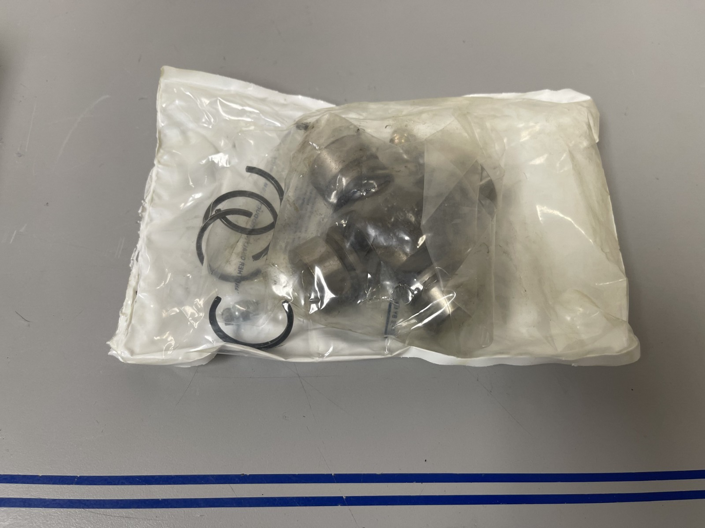 *NEW OEM* 0670 Mercury Quicksilver Cross & Bearing 75832T
