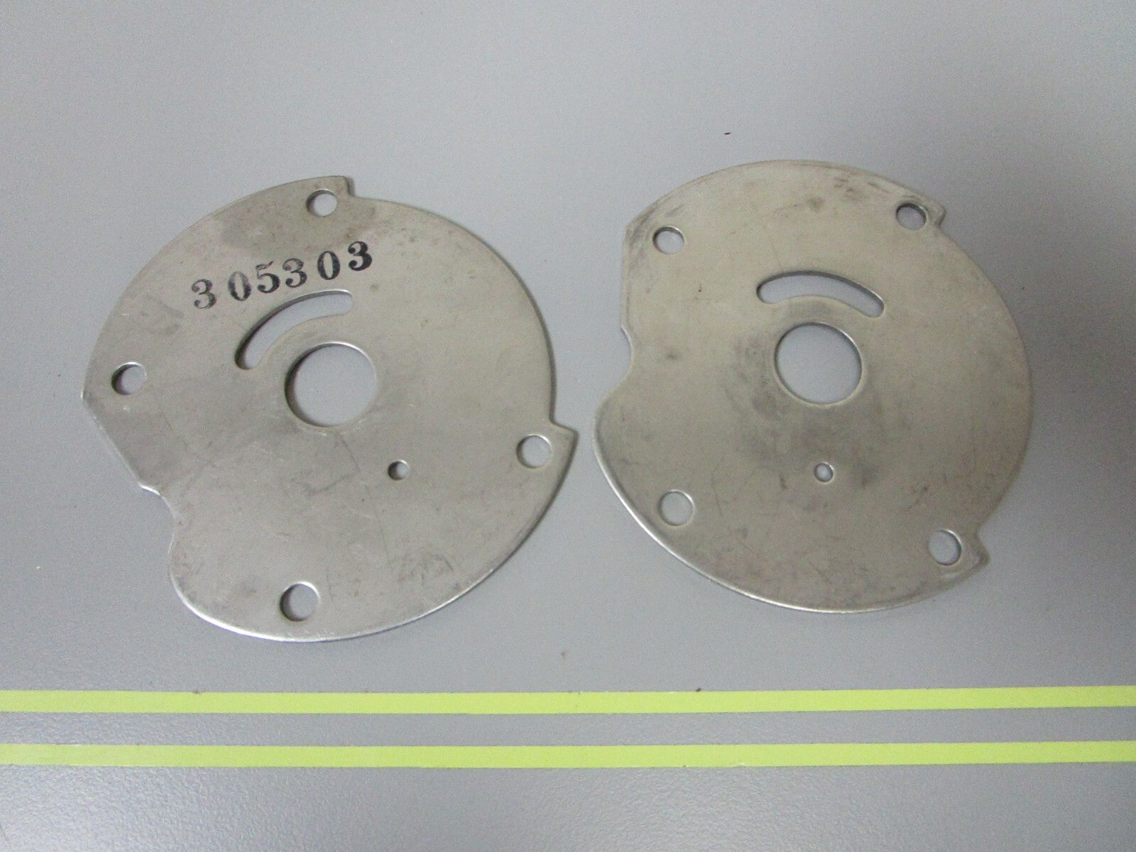 *NEW OEM* (LOT OF 2) 0810 OMC Johnson Evinrude Impeller Housing Plate 0305303