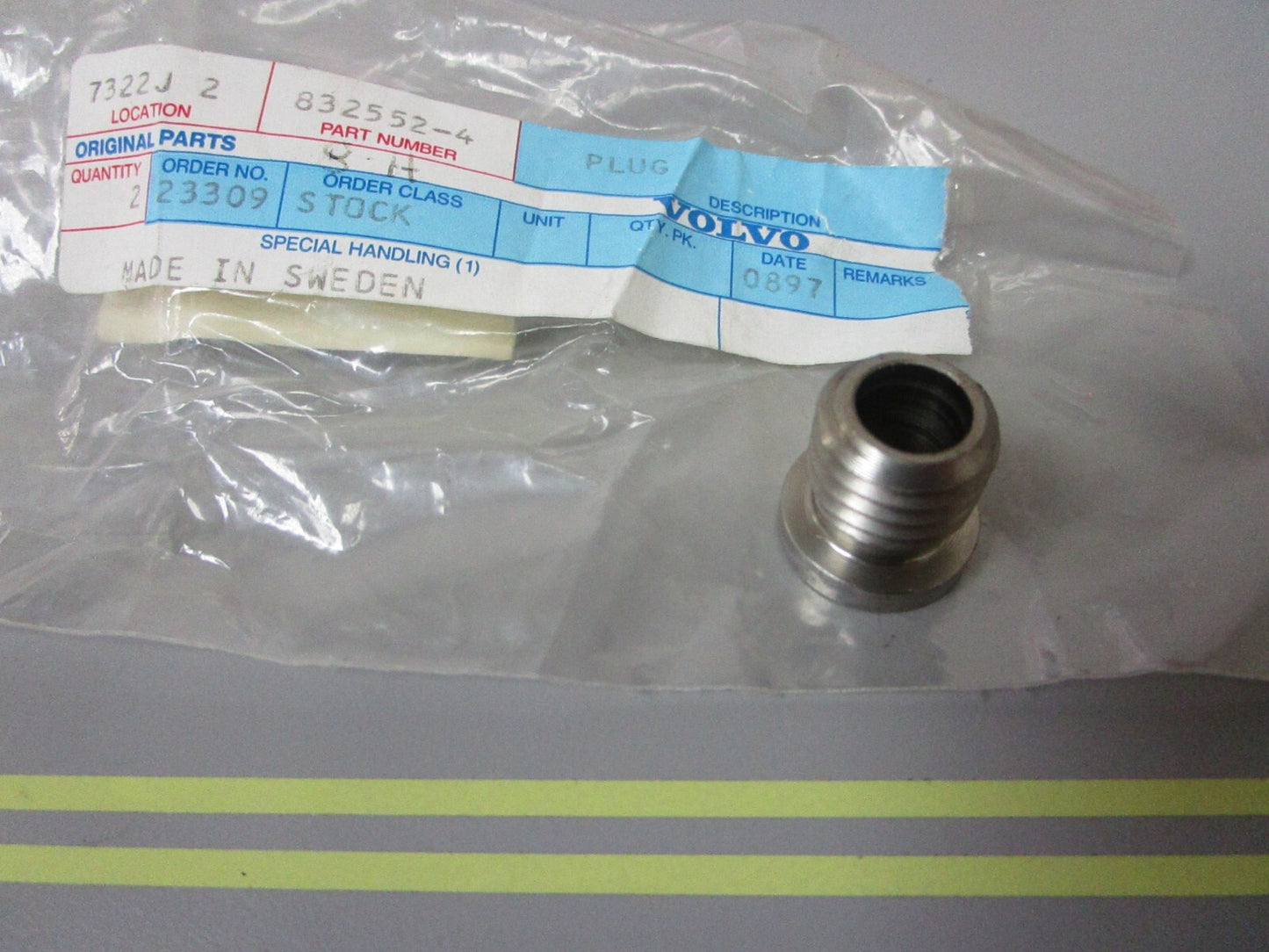 *NEW OEM* 0810 Volvo Penta Plug 832552