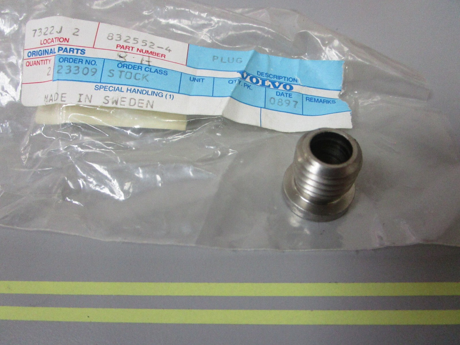 *NEW OEM* 0810 Volvo Penta Plug 832552