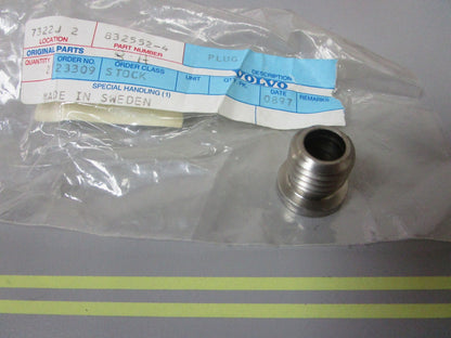 *NEW OEM* 0810 Volvo Penta Plug 832552