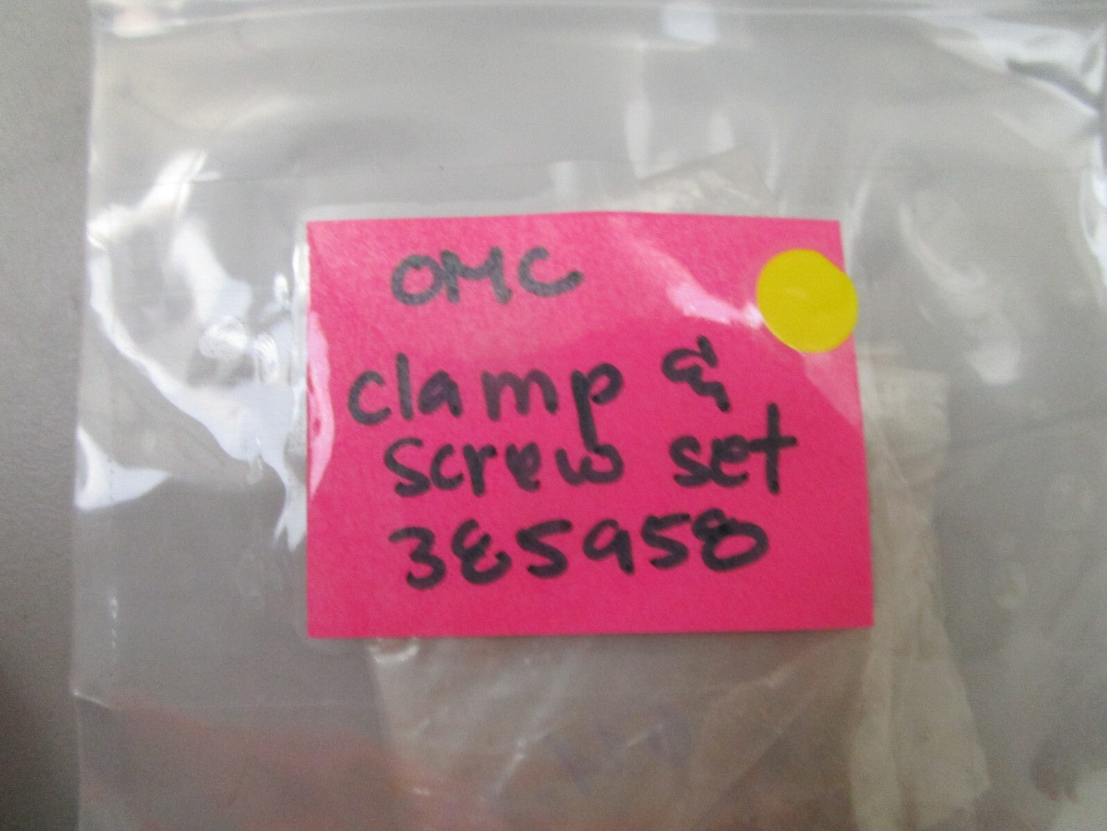 *NEW OEM* 0810 OMC Johnson Evinrude Clamp & Screw Set 385958 0385958