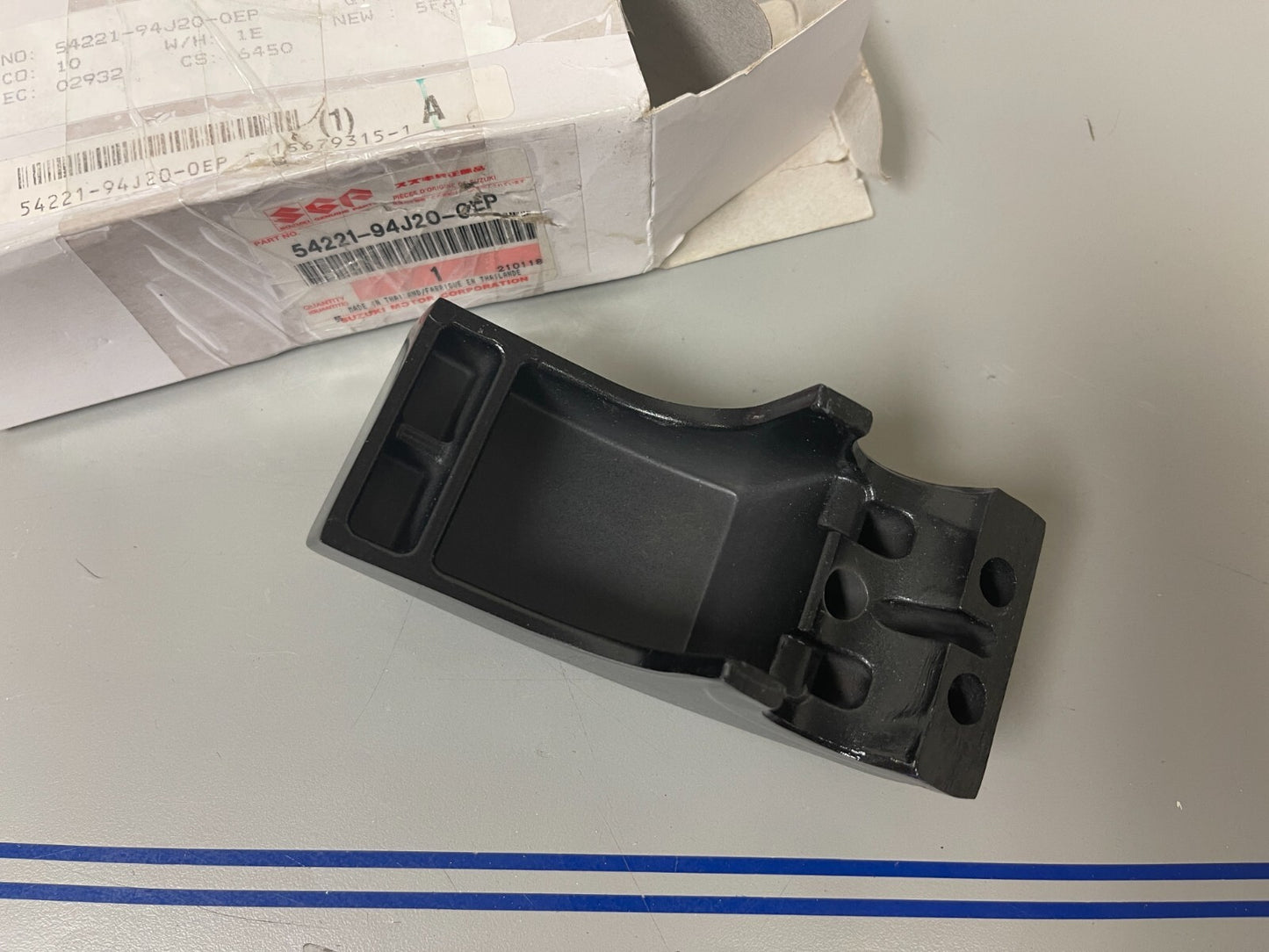 *NEW OEM* 0810 Suzuki Lower Mount Port Cover 54221-94J20-0EP