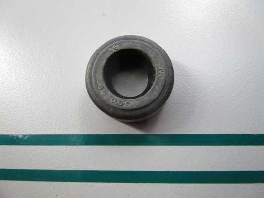 NEW OEM 327031 0327031 OMC Johnson Evinrude Oil Seal 0810