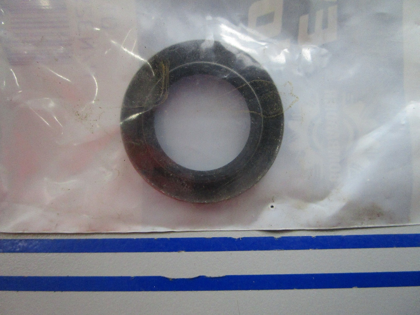 NEW OEM 329923 0329923 OMC Johnson Evinrude Oil Retainer 0810