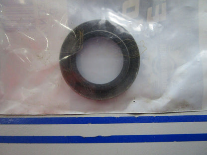 NEW OEM 329923 0329923 OMC Johnson Evinrude Oil Retainer 0810