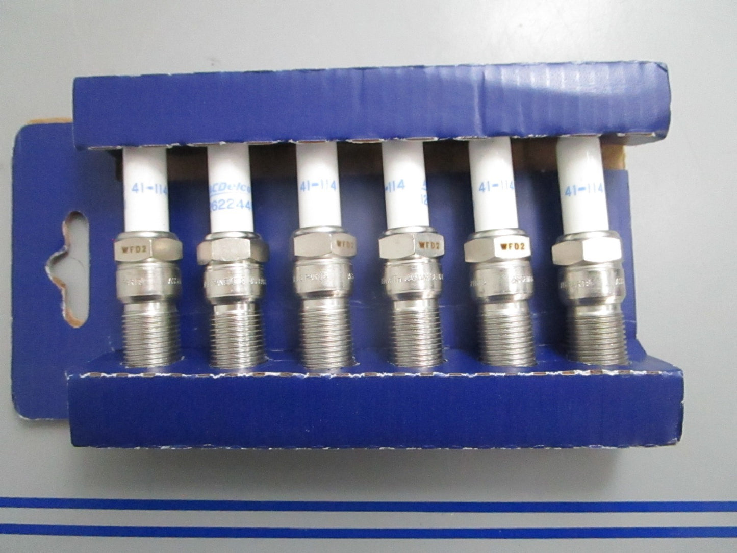*NEW OEM* 0820 Volvo Penta 6 Spark Plug Kit 22431179