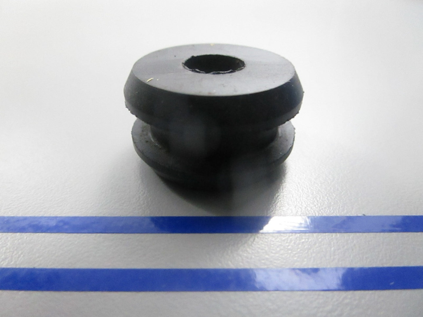 NEW OEM 316354 0316354 OMC Johnson Evinrude Grommet 0810