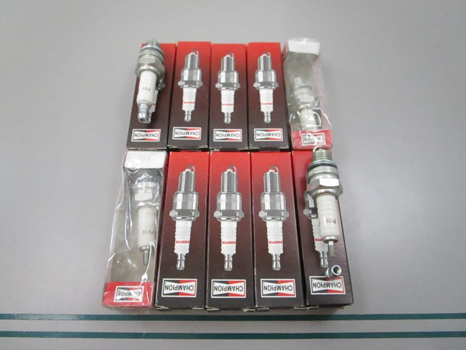 NEW (LOT OF 10) P8Y Champion Spark Plug 0810