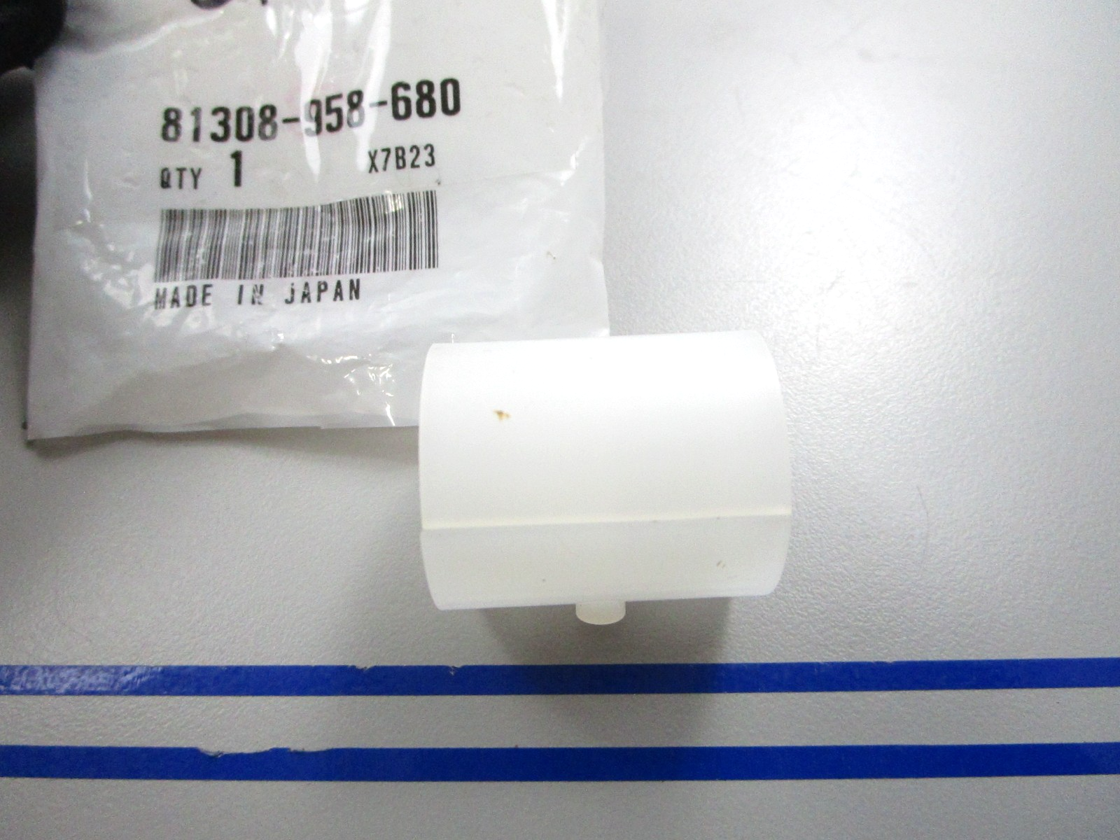 *NEW OEM* 0810 Honda Spacer 81308-958-680