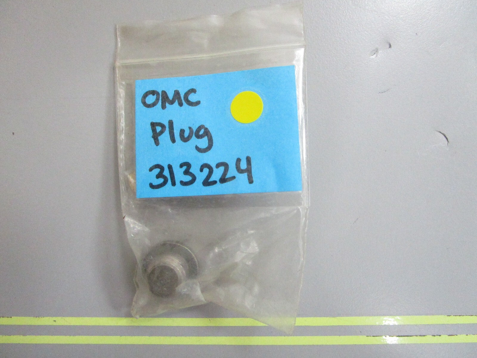 *NEW OEM* 0810 OMC Johnson Evinrude Plug 313224 0313224