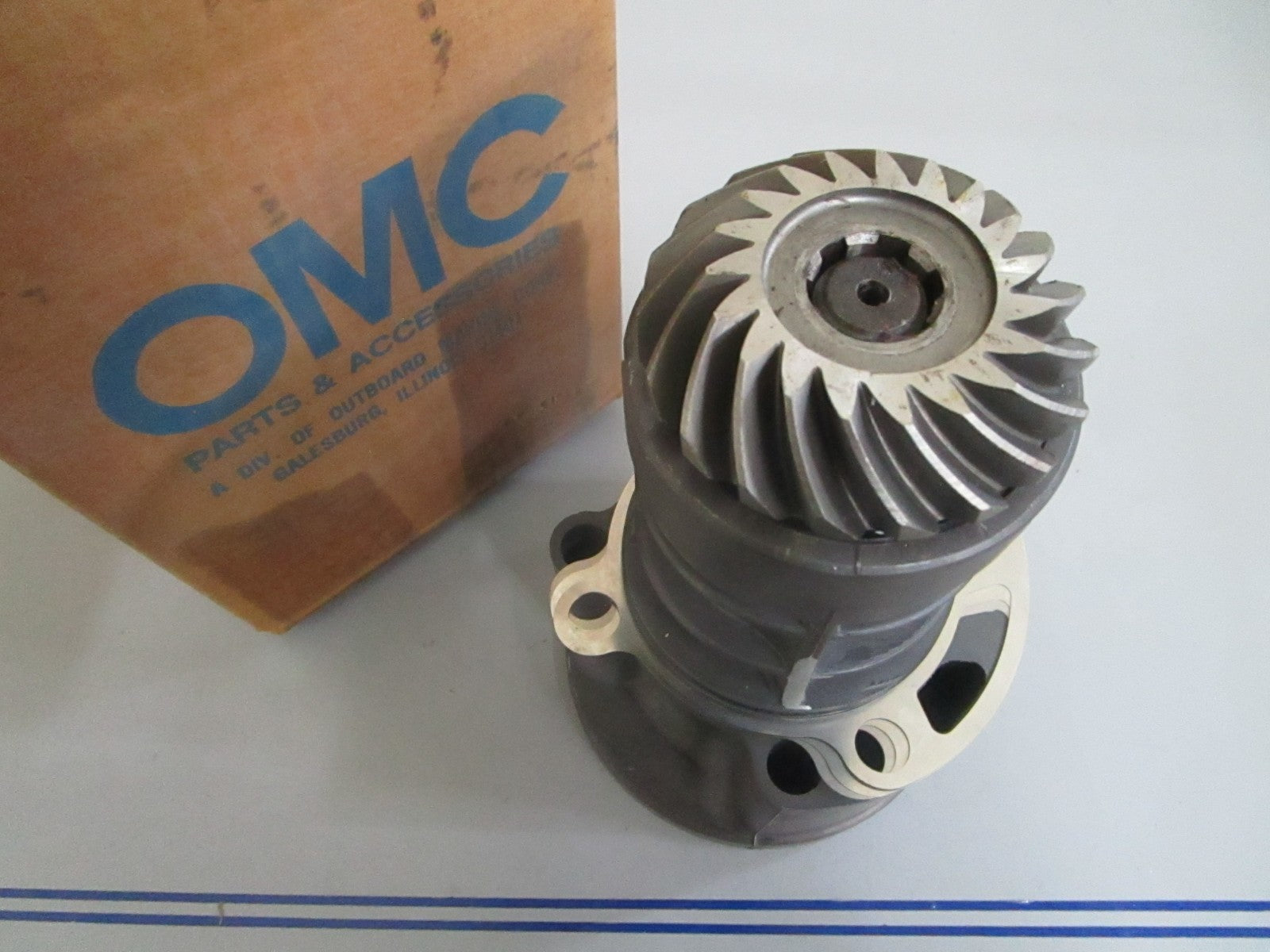 *NEW OEM* 0820 OMC Johnson Evinrude Bearing Housing 981221 0981221