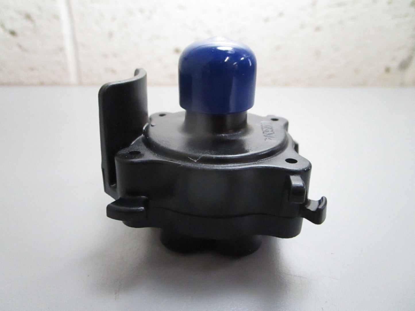 *NEW OEM* 0820 OMC Johnson Evinrude Oil Manifold Ay 5007095