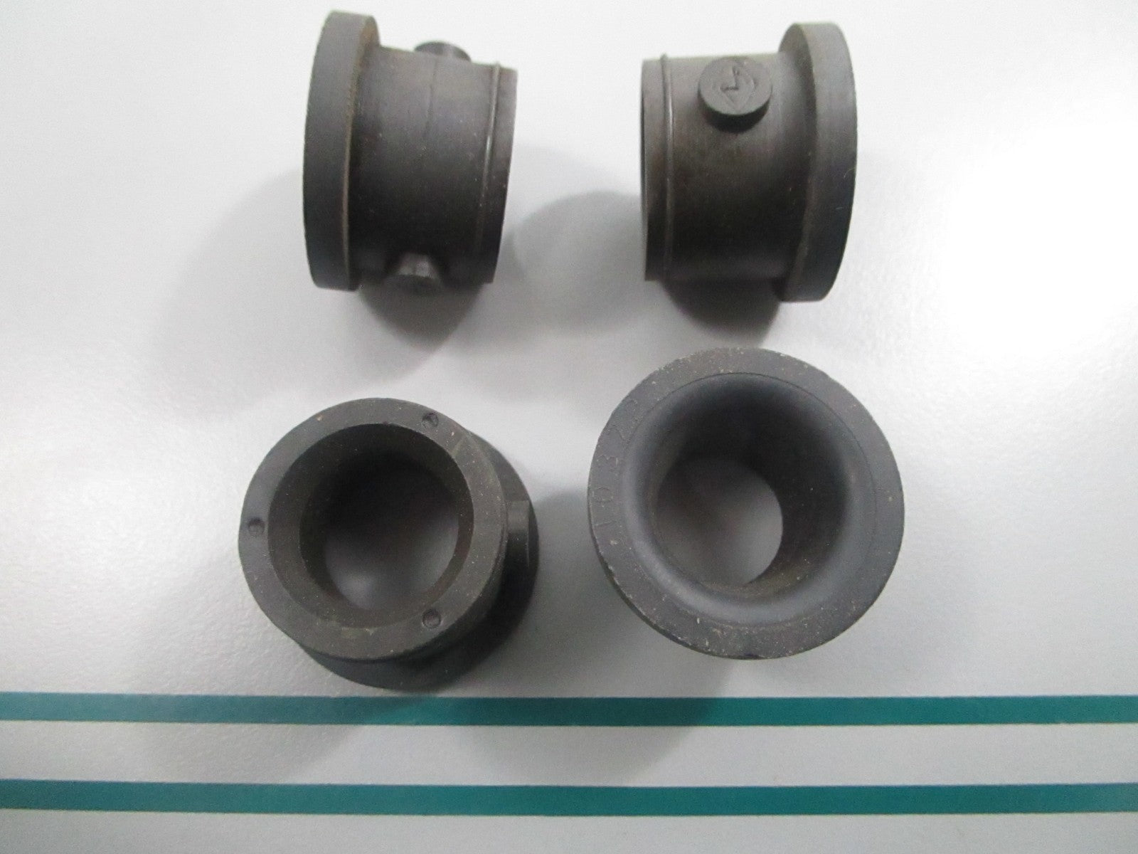 NEW OEM (LOT OF 4) 310372 0310372 OMC Johnson Evinrude Grommet 0810
