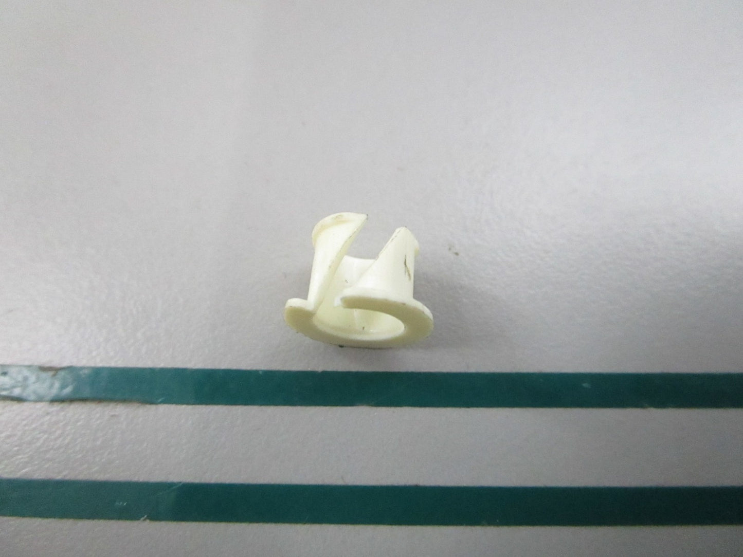 NEW OEM 318590 0318590 OMC Johnson Evinrude Bushing 0810