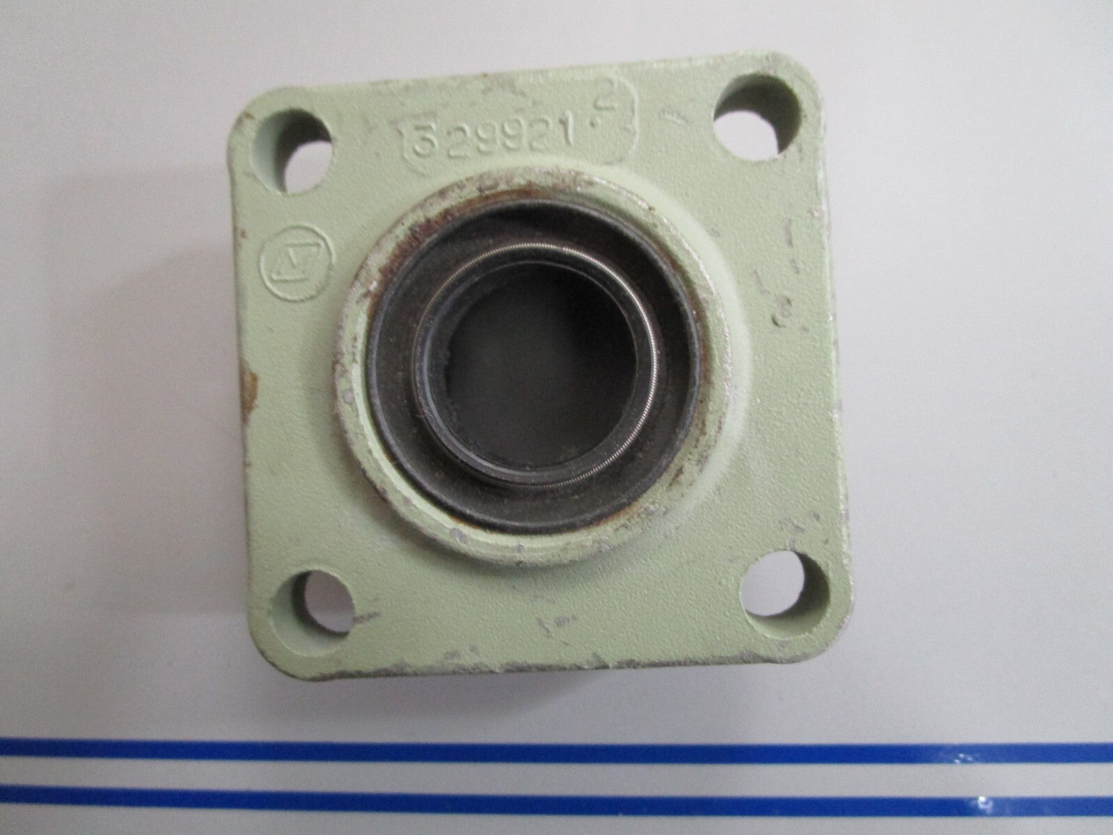 *NEW OEM* 0810 OMC Johnson Evinrude Bearing Housing & Seal 329921 394611