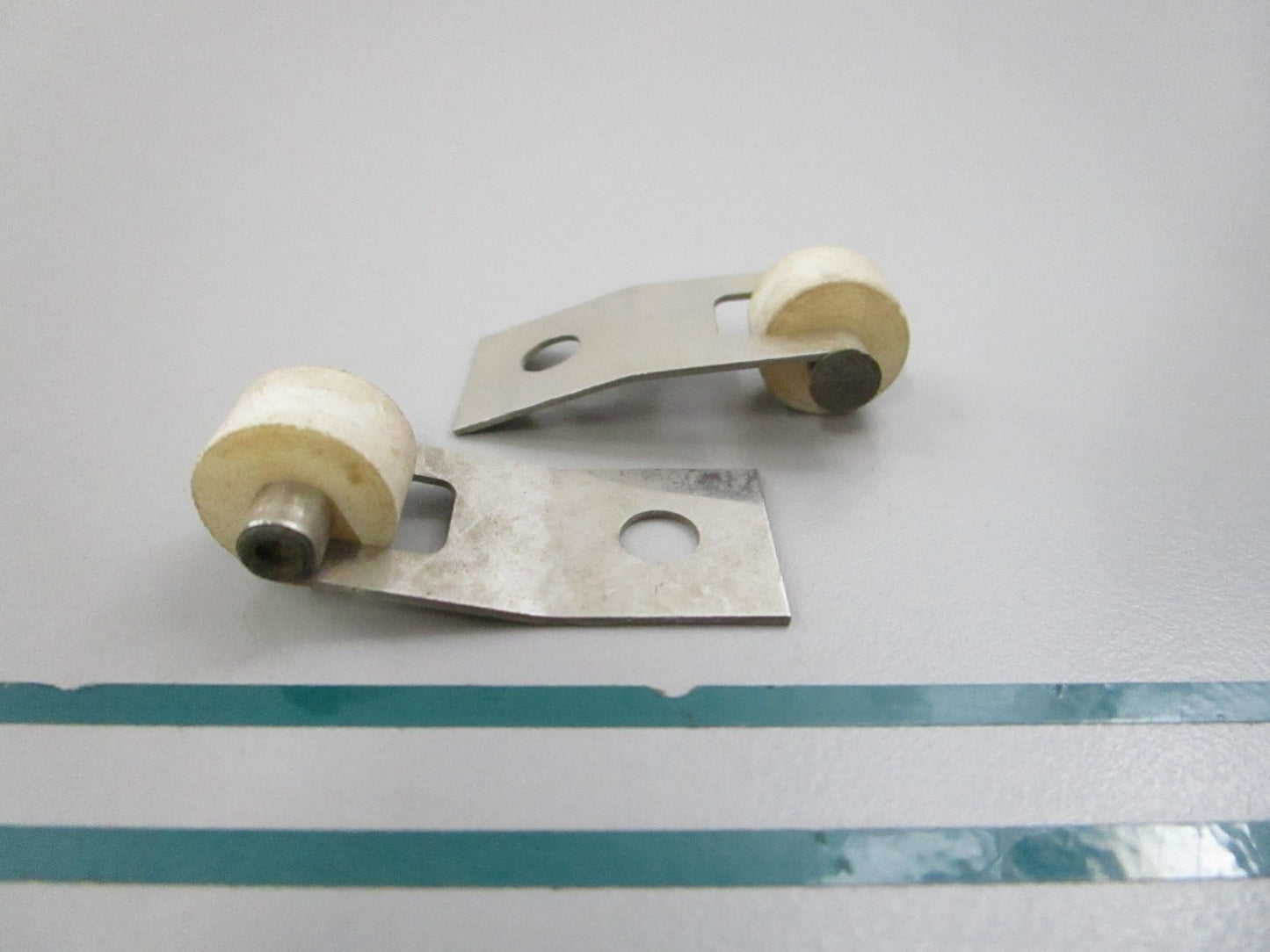 NEW OEM (LOT OF 2) 975211 0975211 OMC Johnson Evinrude Roller Latch 0810