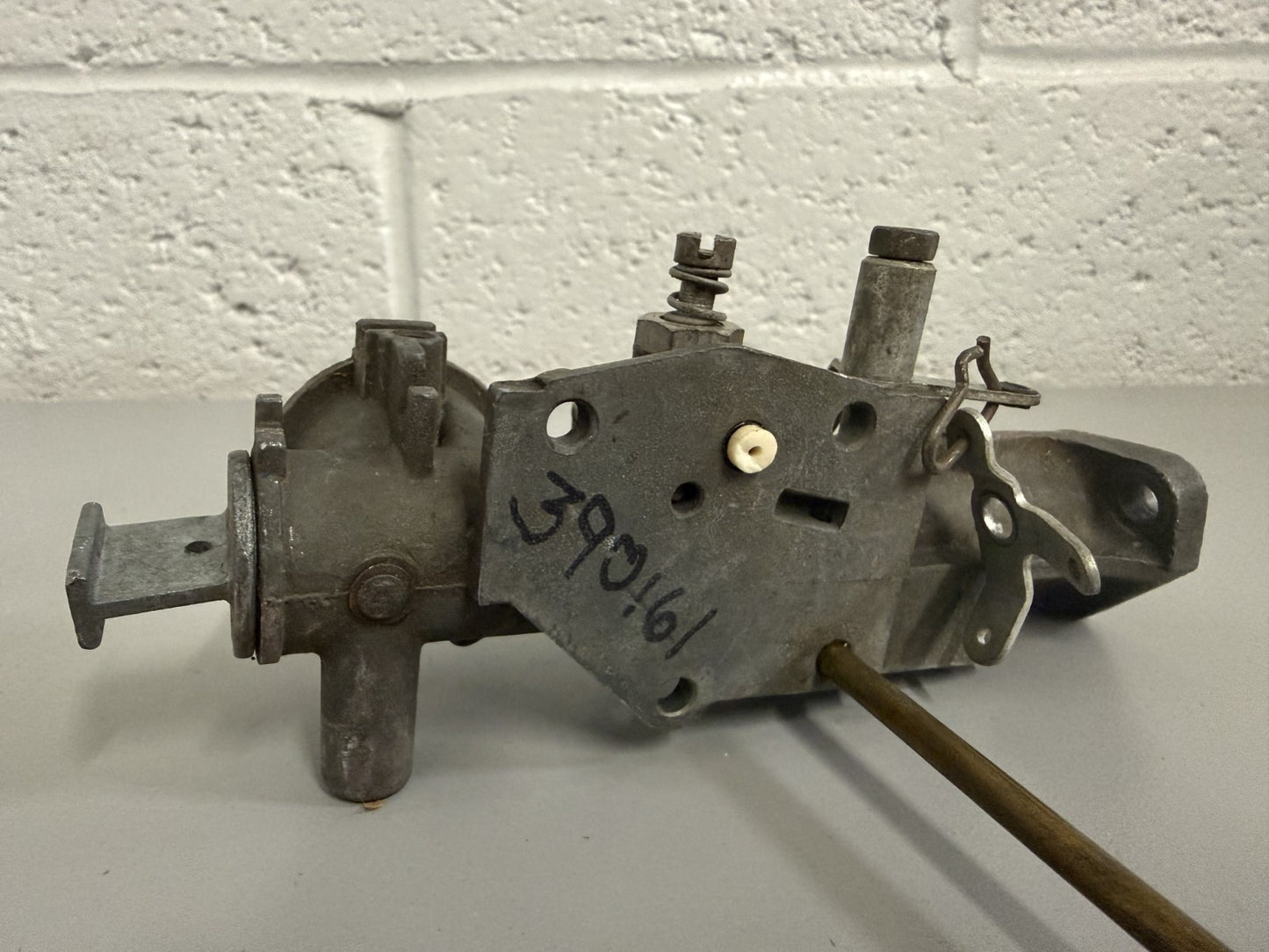 NEW OEM 390161 Briggs & Stratton Carburetor 0820