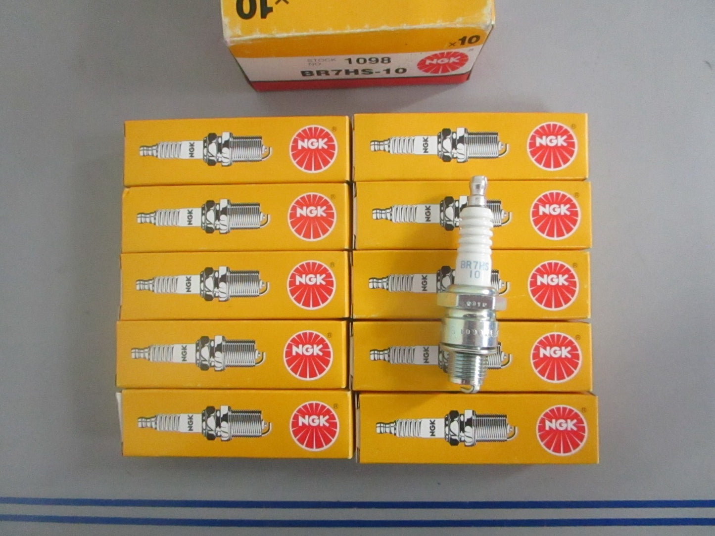 *NEW OEM* (LOT OF 10) 0820 NGK Spark Plug BR7HS-10