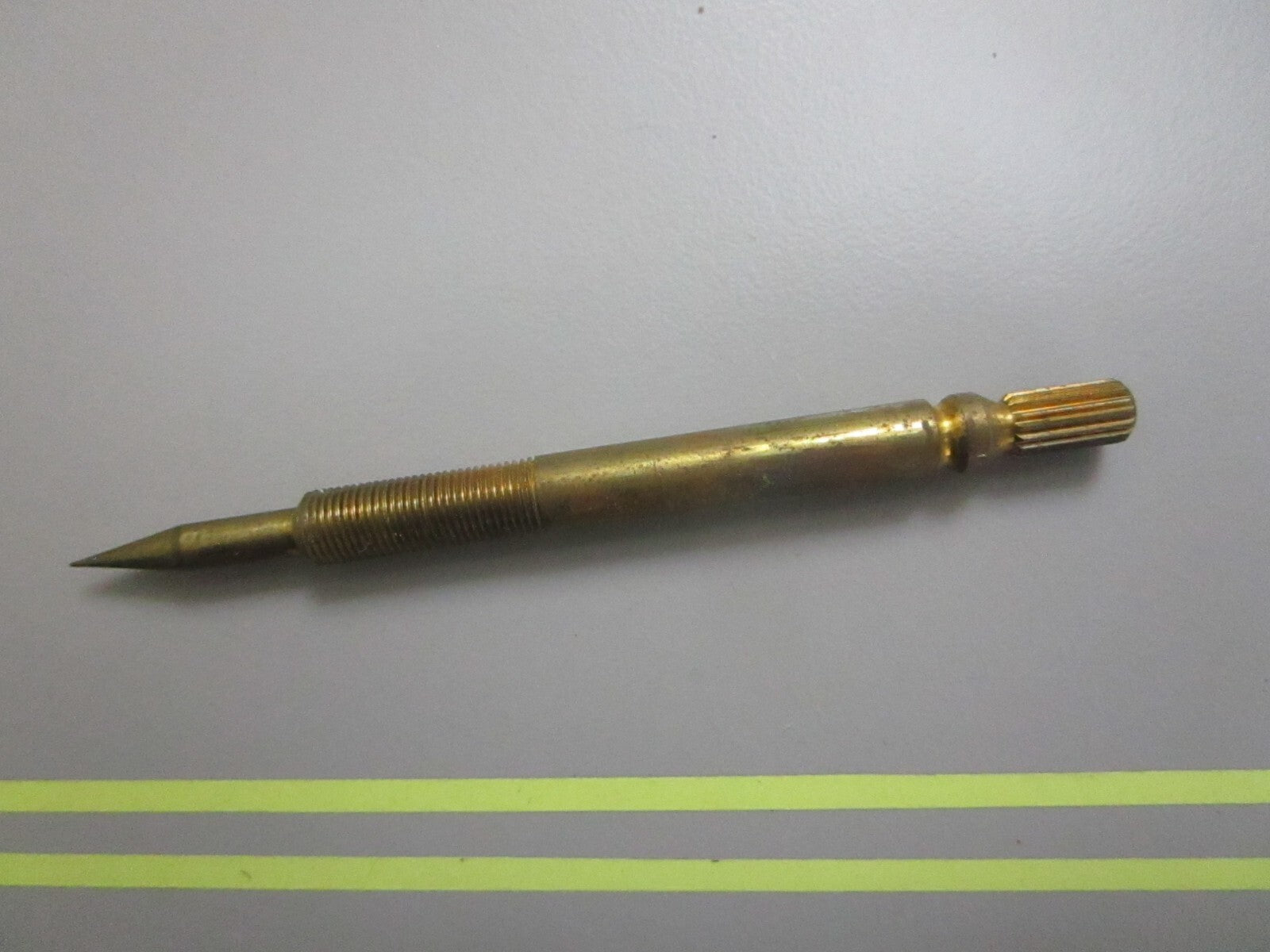 *NEW OEM* 0810 OMC Johnson Evinrude Needle Valve 204703 0204703
