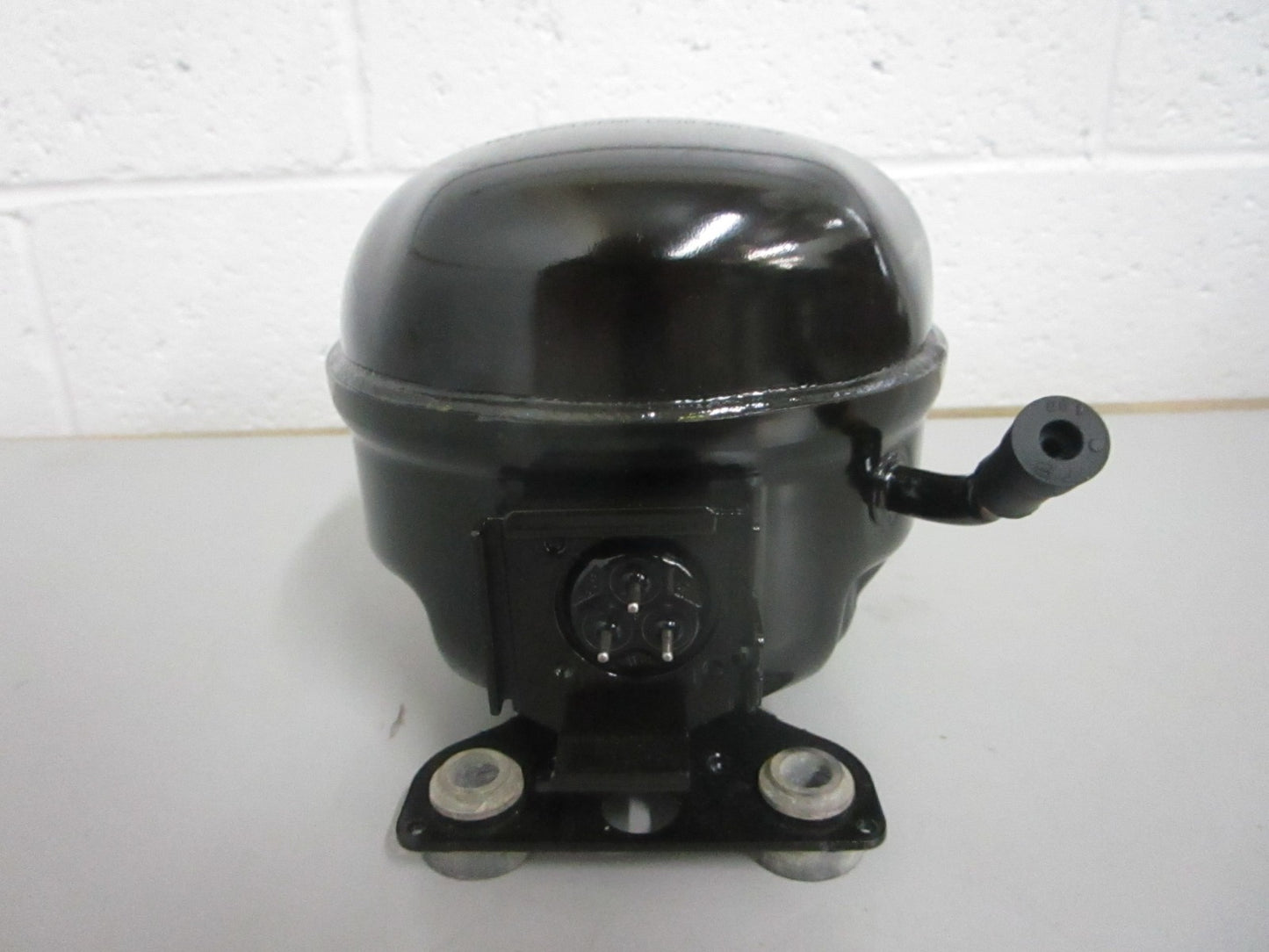 *NEW OEM* 0820 Electrolux Compressor Assy 5304526016
