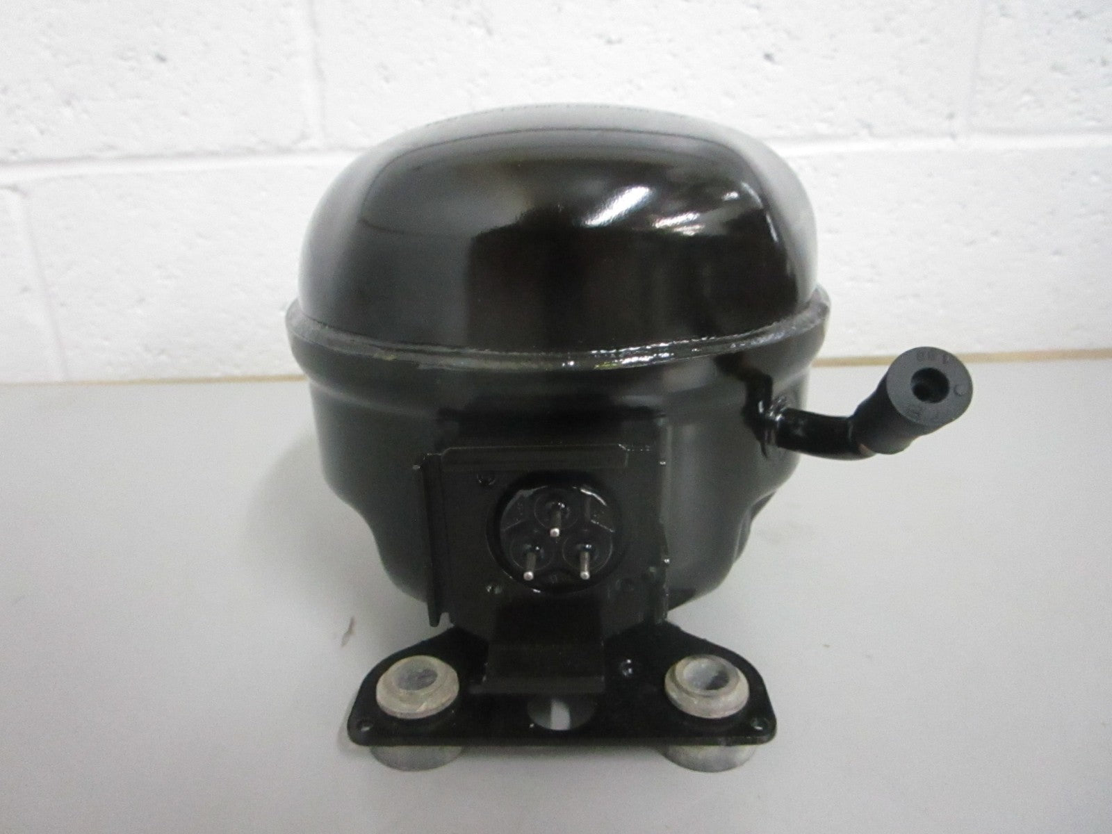 *NEW OEM* 0820 Electrolux Compressor Assy 5304526016
