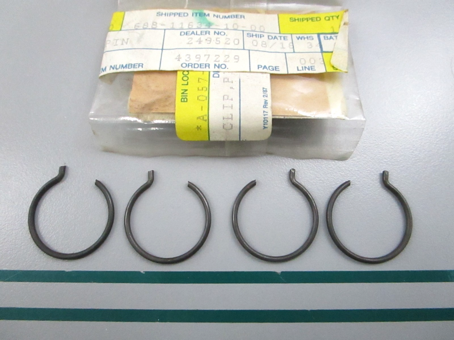 NEW OEM (LOT OF 4) 688-11634-10-00 Yamaha Pin Clips 0810