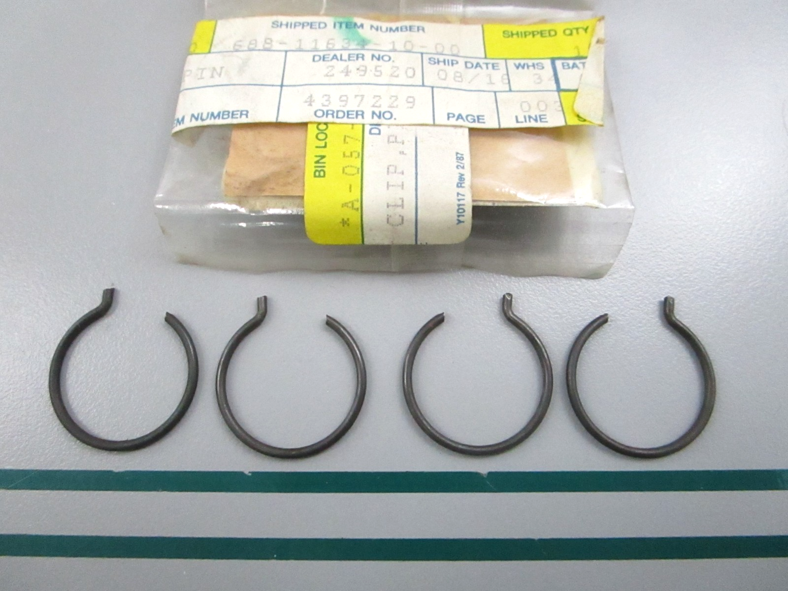 NEW OEM (LOT OF 4) 688-11634-10-00 Yamaha Pin Clips 0810