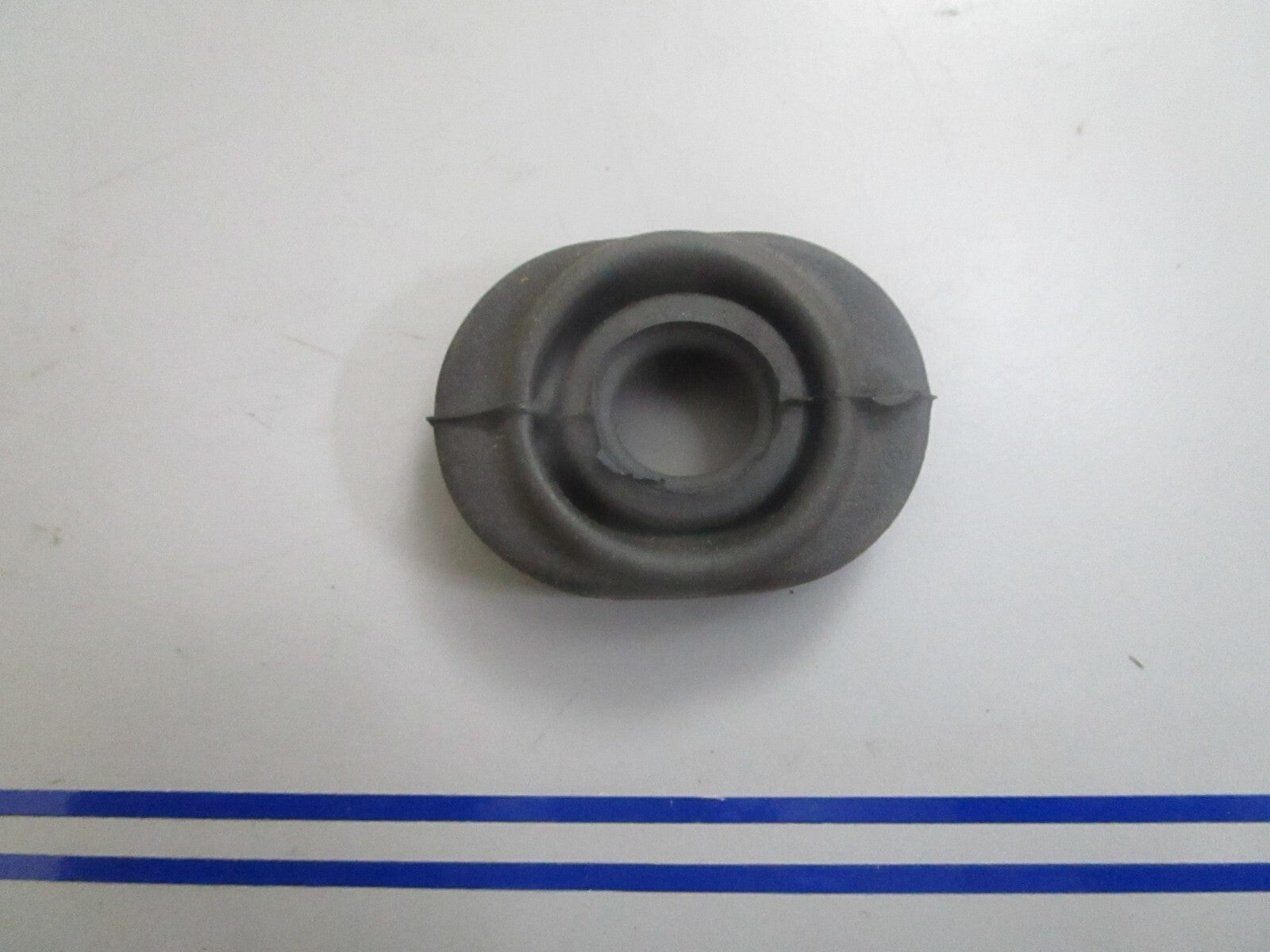 *NEW OEM* 0810 OMC Johnson Evinrude Grommet 304019 0304019