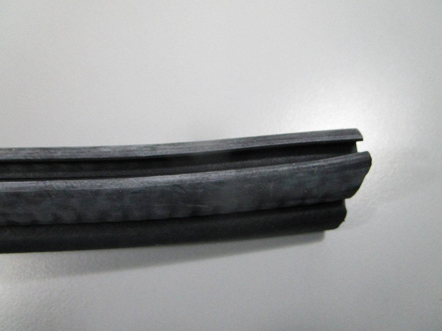 NEW OEM 65380-FJ302 Nissan Unicarriers Top Panel Seal 0810