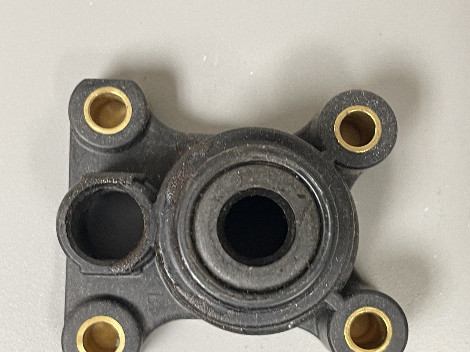 NEW OEM 388289 Johnson Evinrude Water Pump Impeller Housing 0670