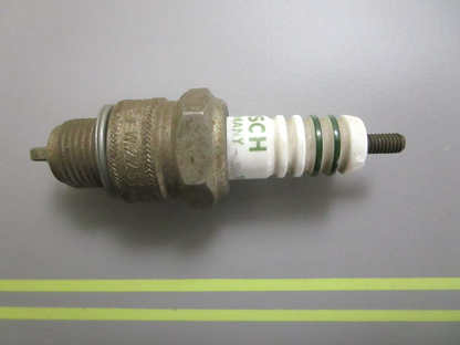 *NEW OEM* 0810 Bosch Spark Plug W225T35