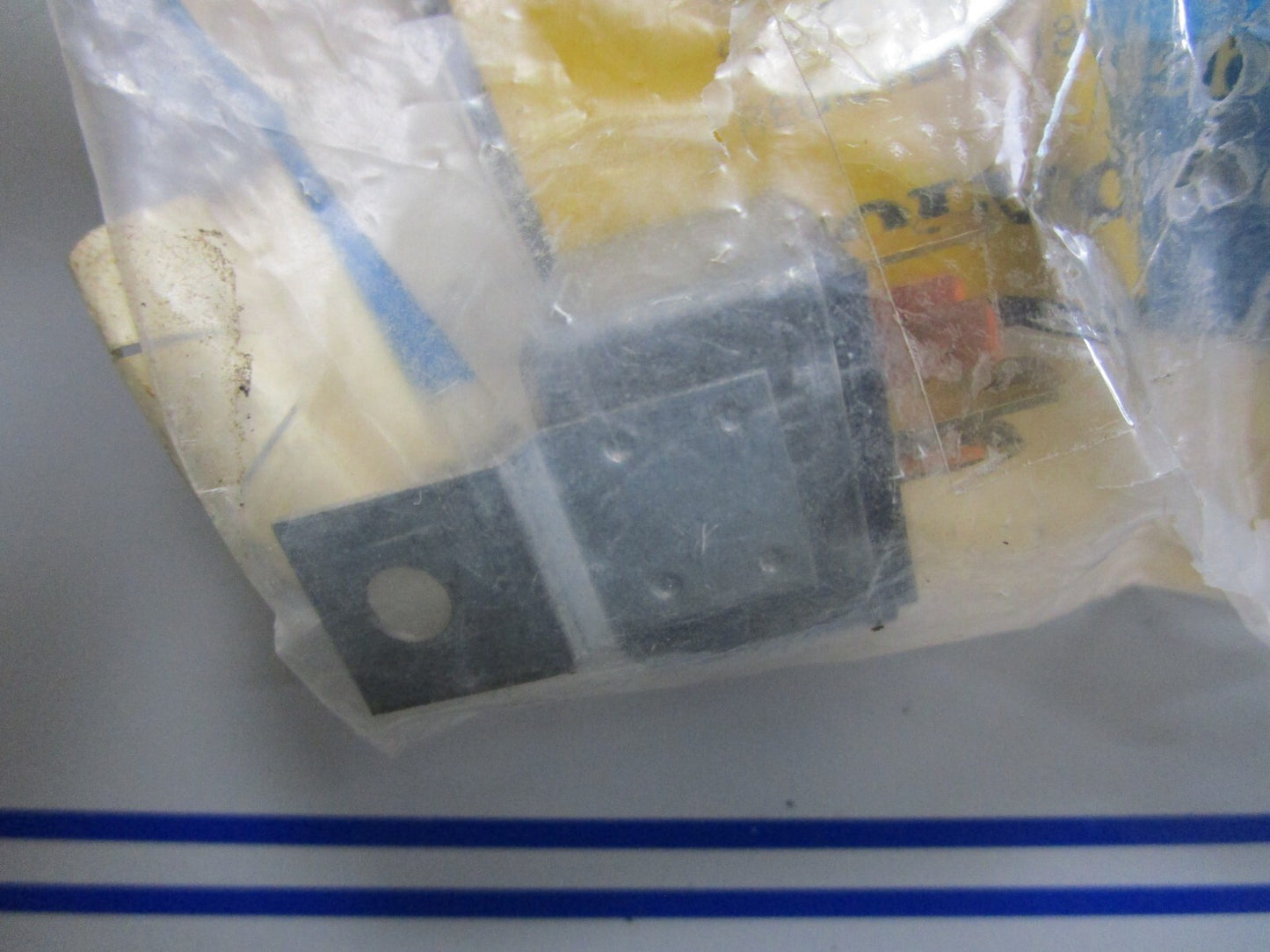 *NEW OEM* 0810 Volvo Penta Relay 876038