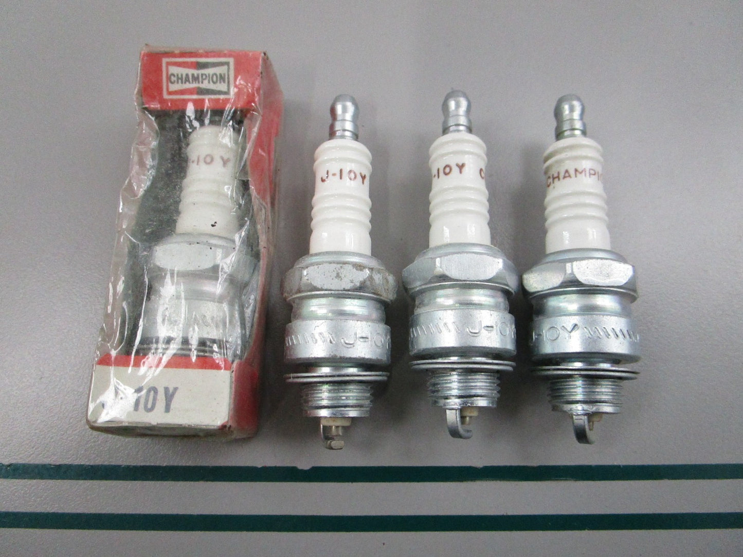 NEW (LOT OF 4) J-10Y Champion Spark Plug 0810