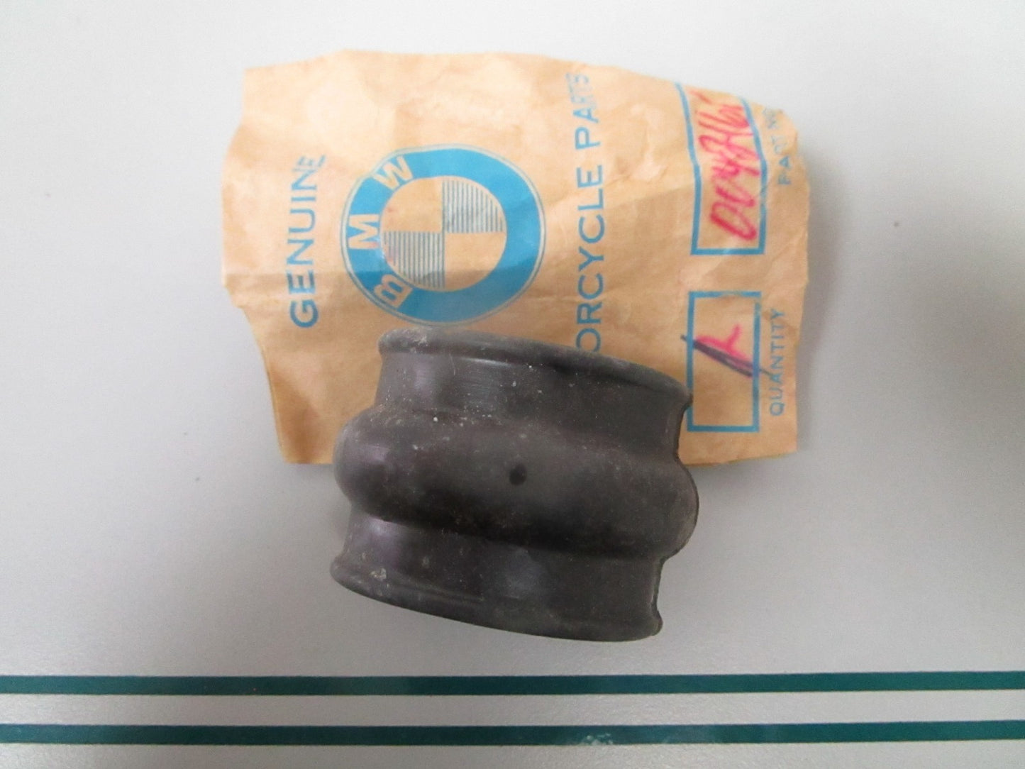 NEW OEM 13720042161 0042161 BMW Grommet 0810