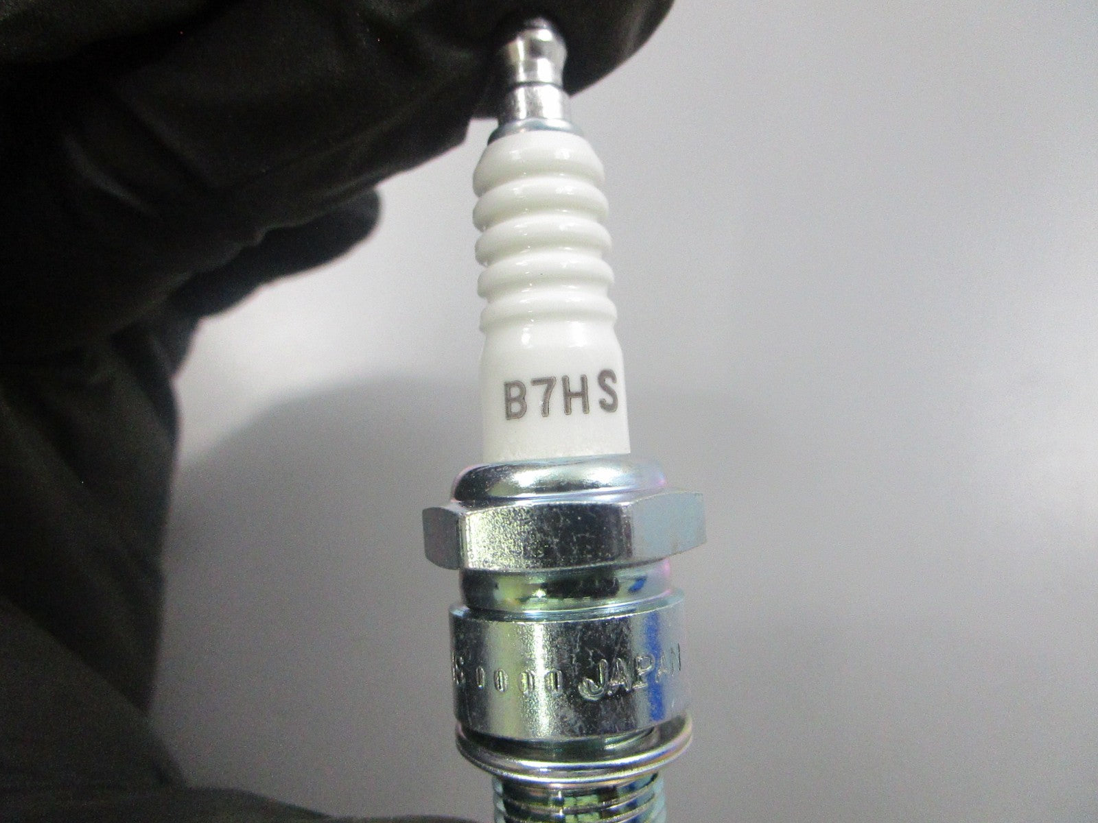 *NEW* (LOT OF 5) 0810 NGK Spark Plug B7HS