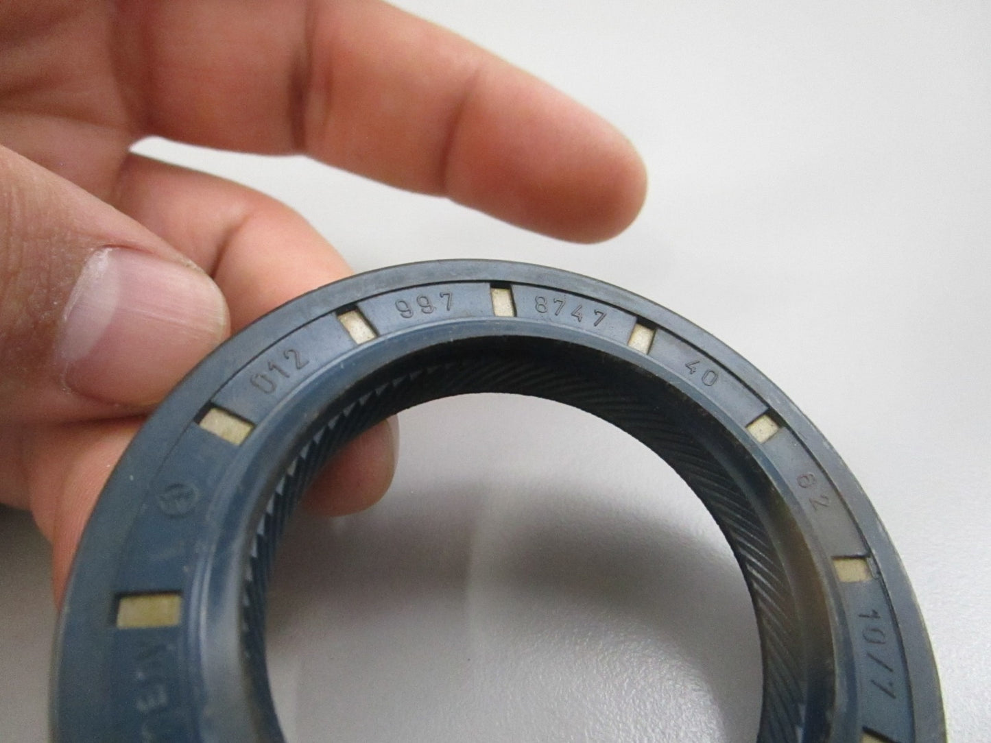 NEW OEM 0129978747 Mercedes-Benz Seal 0810