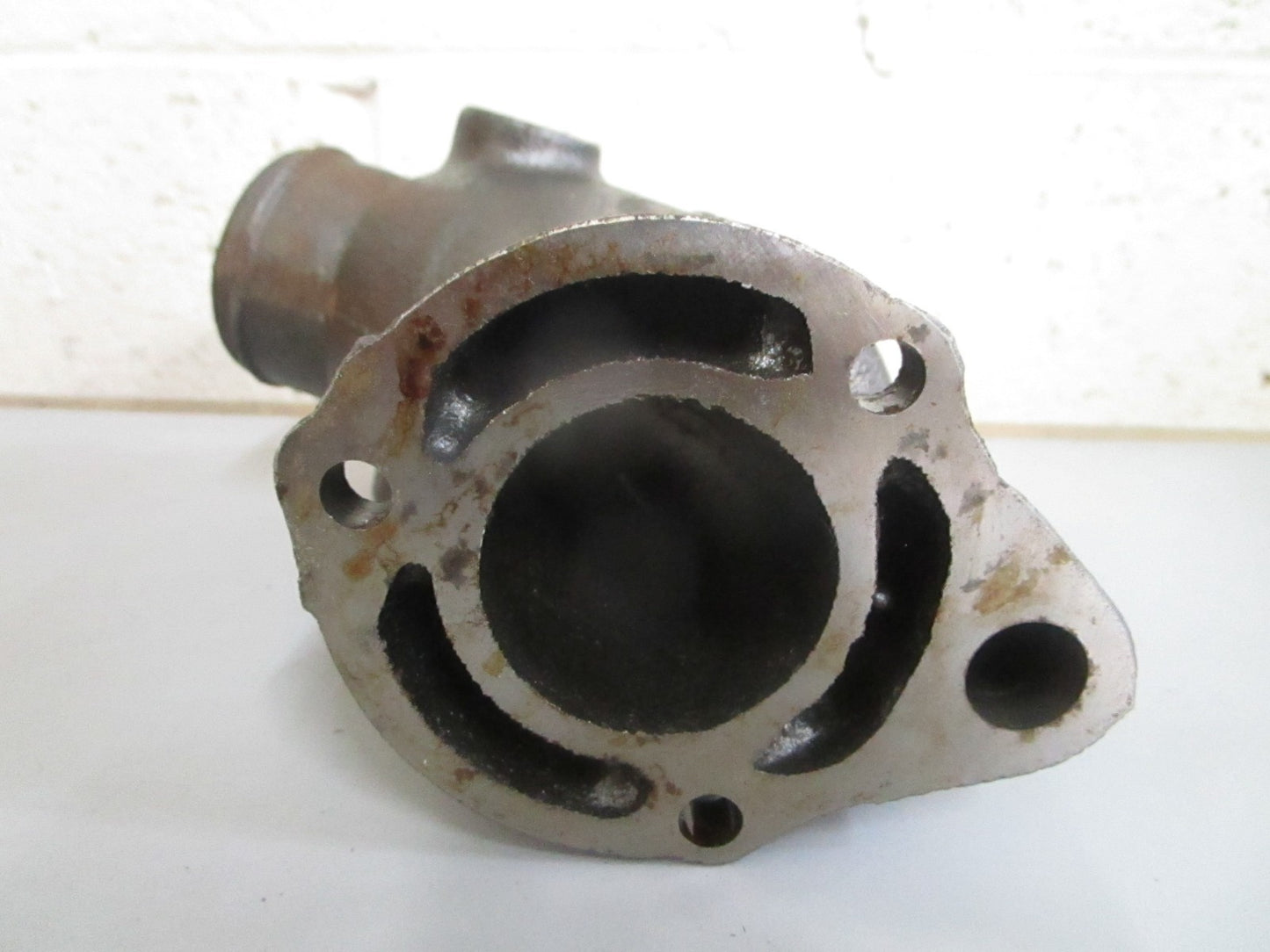 *NEW OEM* 0820 OMC Johnson Evinrude Exhaust Elbow 907776 0907776