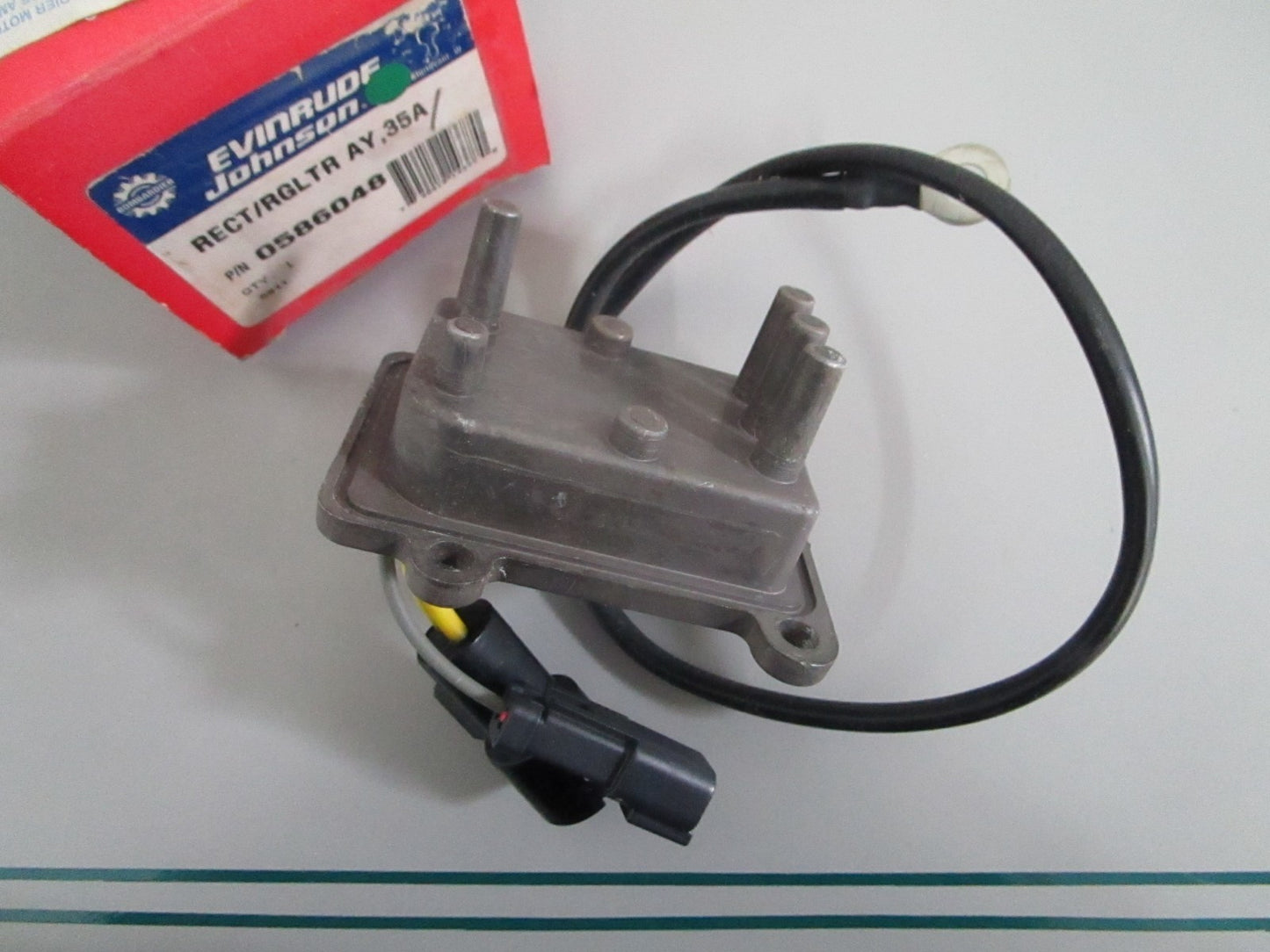 NEW OEM 586048 0586048 OMC Johnson Evinrude 35A Rectifier/Regulator 0820