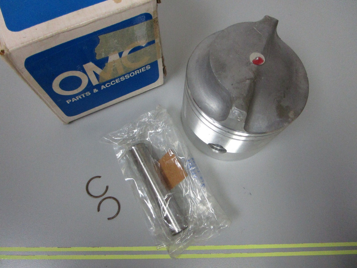 *NEW OEM* 0810 OMC Johnson Evinrude Piston 385272 0385272