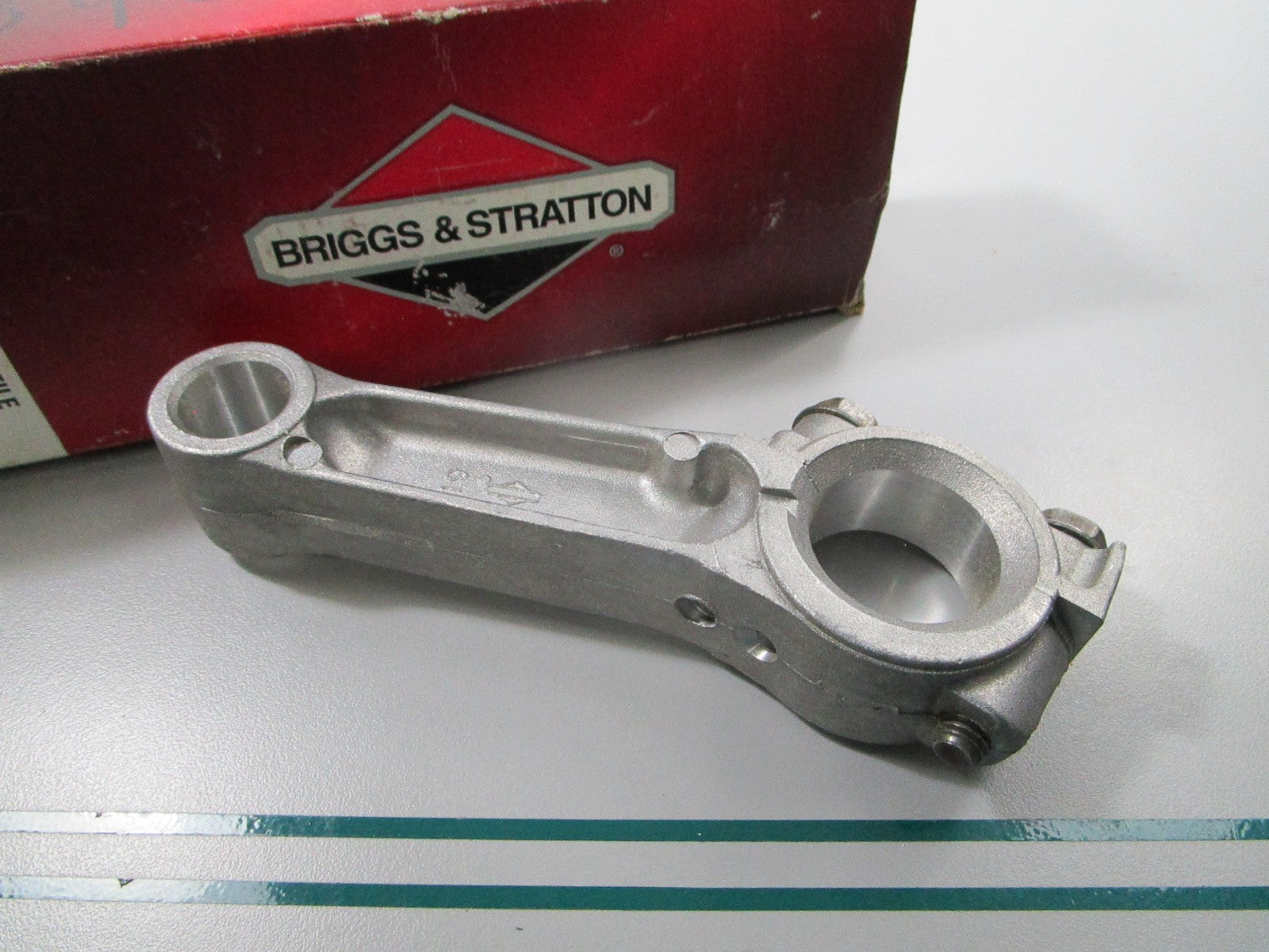 NEW OEM 390401 Briggs & Stratton Connecting Rod 0810