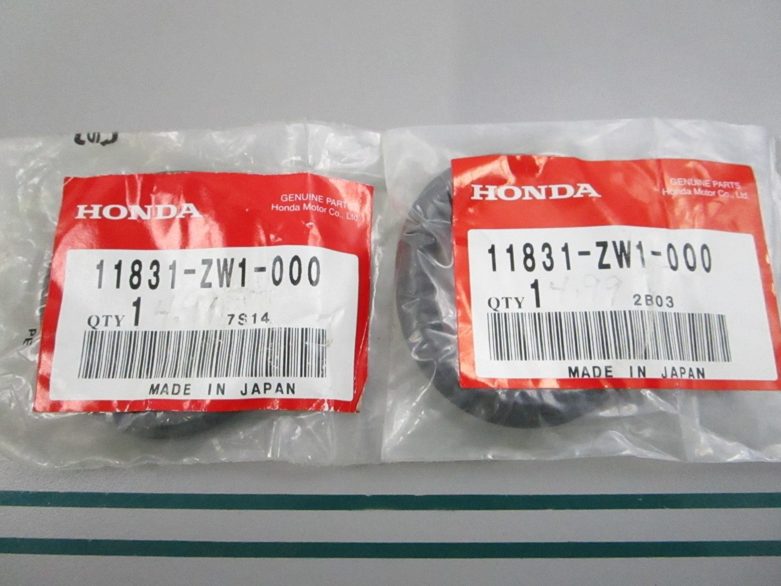 NEW OEM (LOT OF 2) 11831-ZW1-000 Honda Rubber Seal 0810