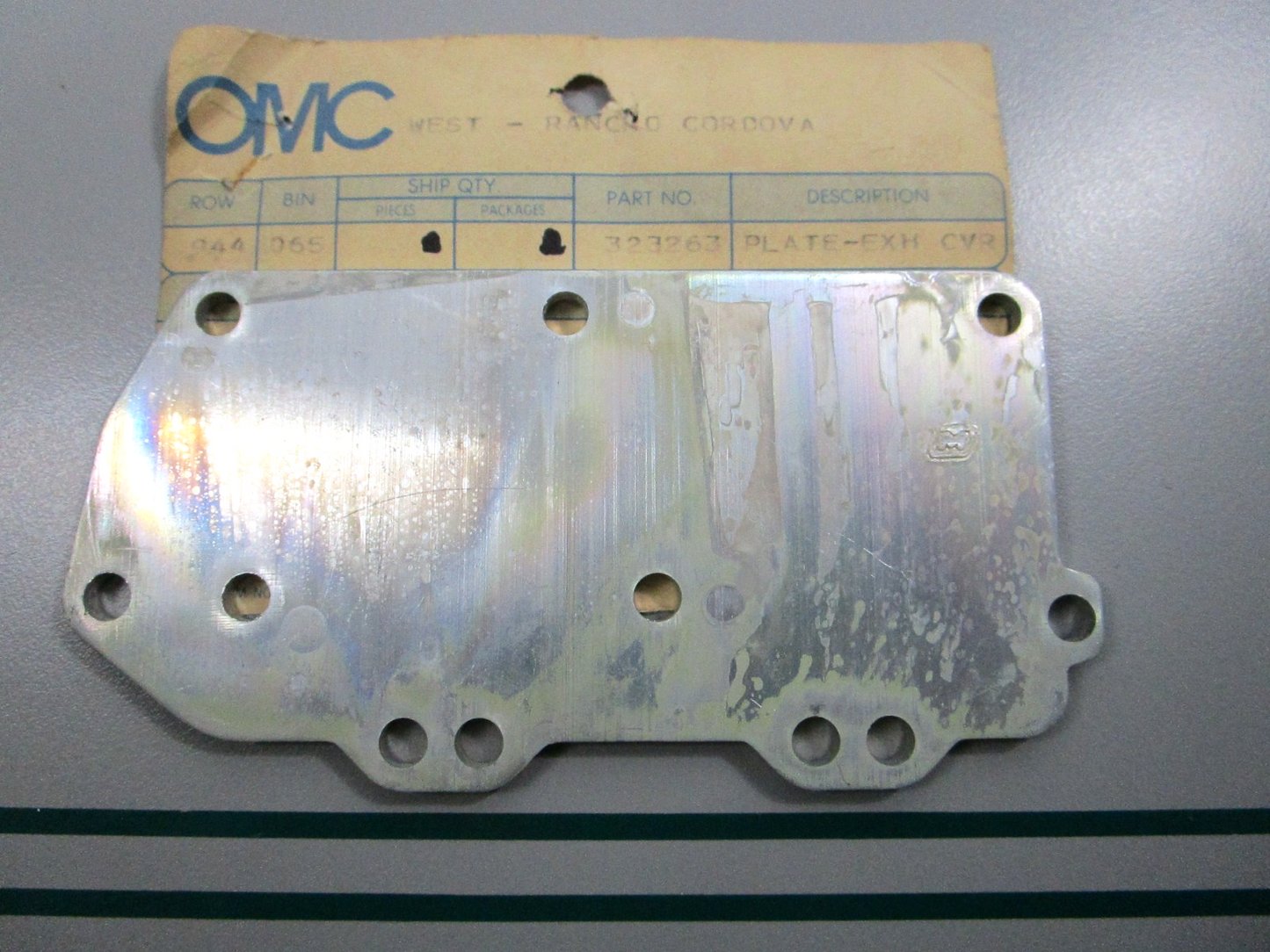 NEW OEM 323263 0323263 OMC Johnson Evinrude Exhaust Plate Cover 0810