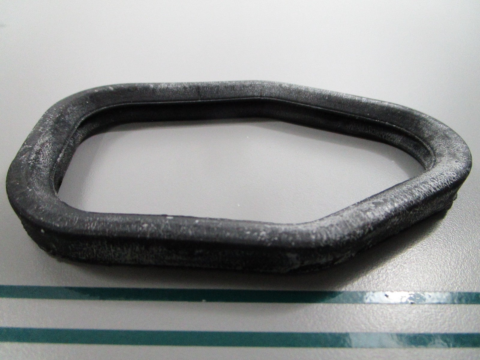 NEW OEM 324937 0324937 OMC Johnson Evinrude Seal 0810