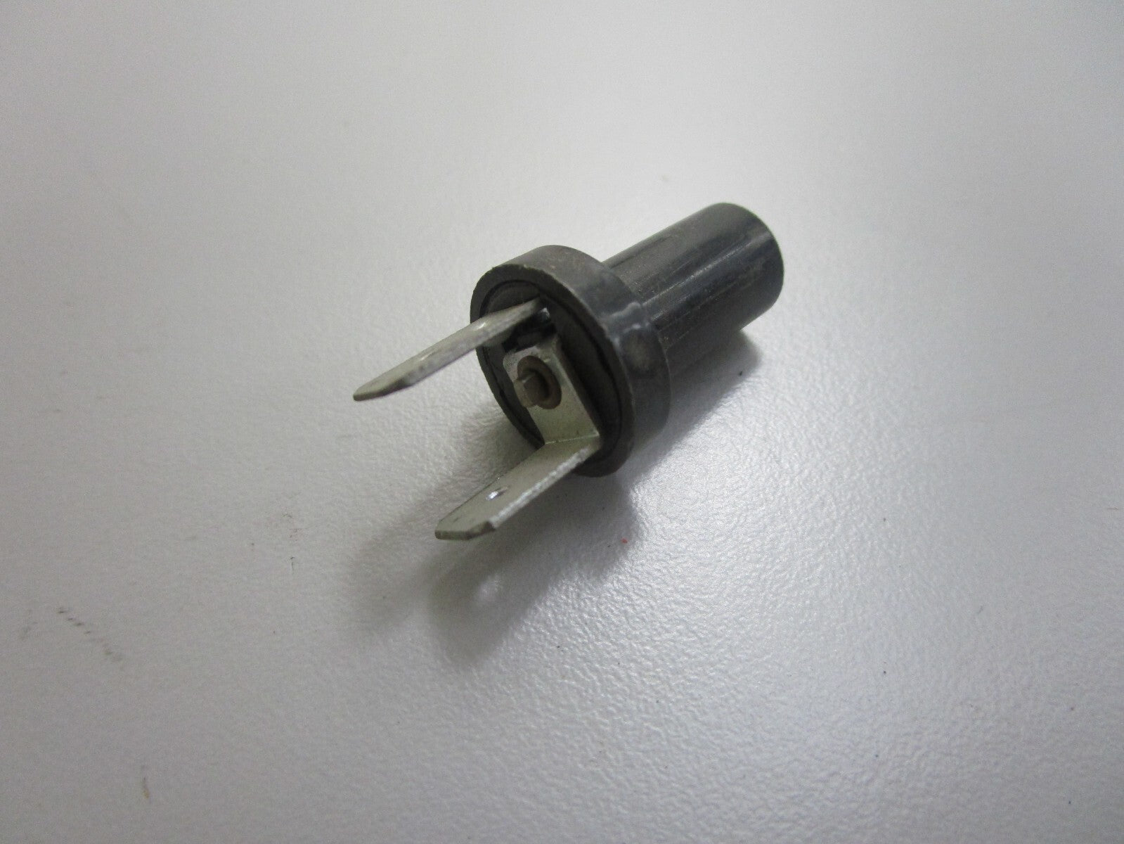 *NEW OEM* 0810 Volvo Penta Bulb Socket 808175