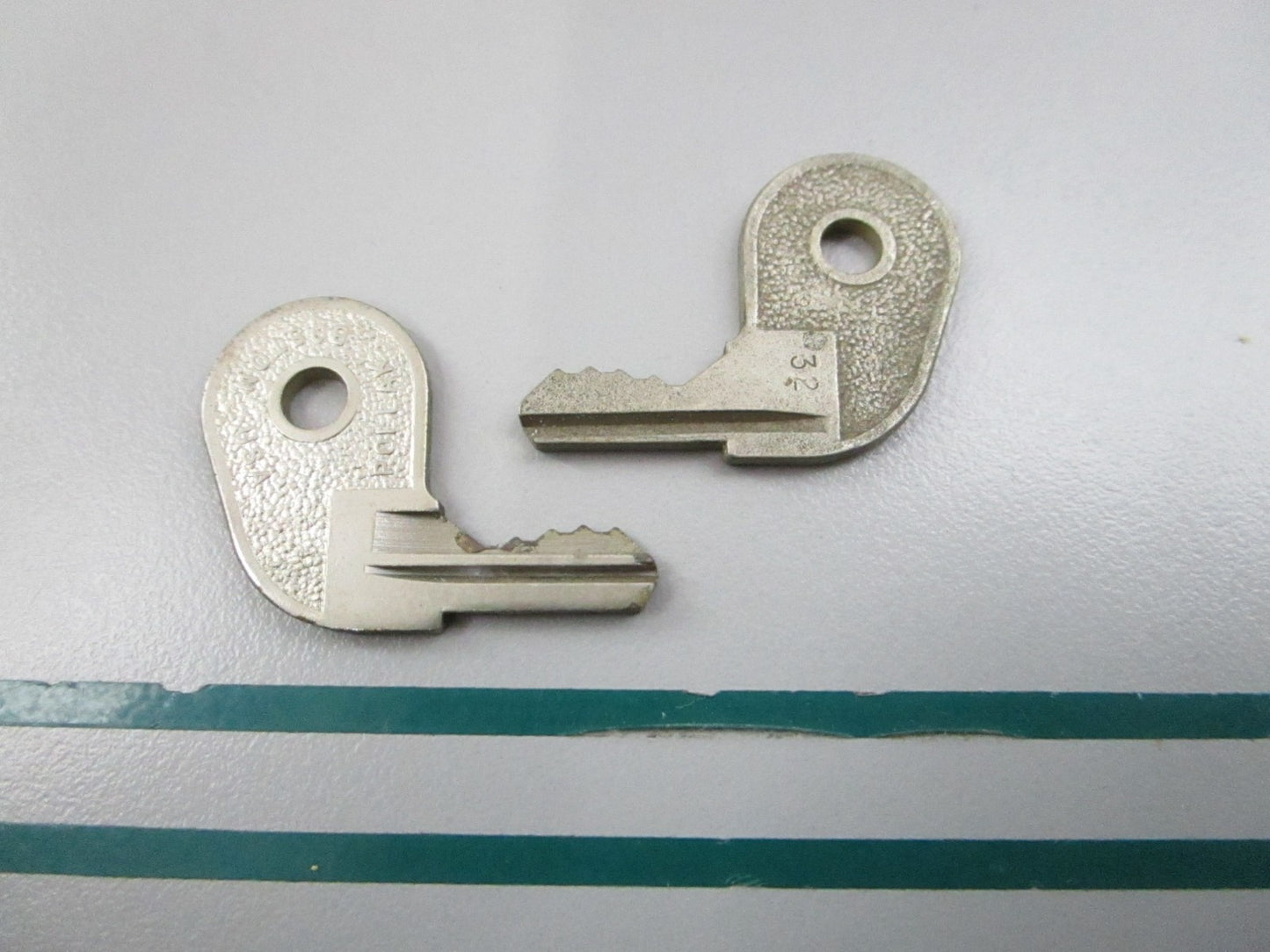 NEW OEM (LOT OF 2) 501796 0501796 OMC Johnson Evinrude 73-32 Ignition Key 0810